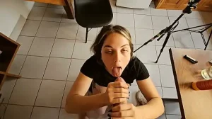CUM IN MOUTH with my stepsister who came to visit me.