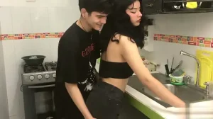 Mi hermanastro me folla en la cocina mientras hago el almuerzo! HISTORIA COMPLETA